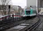 Ein Zug der Pariser Metrolinie 5 hat gerade die Seine überquert und fährt in die Station  Gare d´Austerlitz  ein.