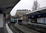 Einfahrt eines von  Bastille  kommenden Zuges der Pariser Metrolinie 5 in die Station  Quai de la Rapée .