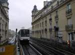Ein Zug der Pariser Metrolinie 6 hat gerade die Seine überquert und erreicht nun die Station  Passy .