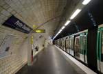 Die Station  Porte Dauphine , Endpunkt der ältesten Pariser Metrolinie 1: Seitenbahnsteig - nur zum Aussteigen.