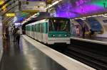 Paris Metropolitan - U-Bahn Haltestelle Odeon am 16.6.2015. Triebwagen 212 der Linie 10
nach Gare de Austerlitz fährt ein.