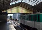 Zug der Linie 6 in der Station  Bir-Hakeim , in der Nähe des Eiffelturms.