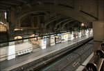 RER-Station Boulainvilliers in Paris -    Blick vom Zugangsbereich auf die beiden Bahnsteige.