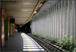 Seitlicher Tageslichteinfall -     Unterirdischer RER-Bahnhof  Invalides  in Paris, Linie C.