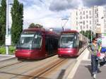 2 Trams der Linie A an der Endhaltestelle Champratel. Die rechte, aus der ich gerade ausgestiegen bin, ist gerade erst angekommen, hat aber schon die Gegenrichtung dranstehen
(CHU G. Montpied). Die linke wird sofort abfahren.