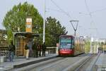 Straßenbahn oder Trolleybus mit spurführender Mittelschiene? In Clermond-Ferrand ging am 14.10.2006 die weltweit erste Tramway sur pneumatiques oder auf deutsch eine Straßenbahn auf Luftreifen des Typs Translohr in Betrieb. Die 15,4 km lange Strecke verbindet Les Vergnes mit La Pardieu Gare. Eingesetzt werden 25 Fahrzeuge des Typs STE4, die durch die Gummireifen (übrigens ist Clermond-Ferrand Sitz des Reifenherstellers Michelin) Steigungen von bis zu 12 % bewältigen können. Am 05.04.2017 trifft der STE4 19 an der Haltestelle Les Carmes ein.