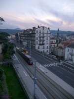 Abendlicher Stadtblick am Hôtel de Ville auf Tram T2C-3 (Translohr-STE4) mit dem Puy de Dôme im Hintergrund.
Seit 2006 gibt es in Clermont-Ferrand wieder eine  Straßenbahn. Am Sitz des weltgrößten Reifenherstellers Michelin fährt diese aber nicht auf Schienen. sondern auf Gummirädern (vom wem wohl?).Die Tram vom Typ Translohr ist aber spurgebunden und hat eine zentrale Führungsschiene, die auch der Spurführung dient. Sie wird ansonsten wie eine normale Tram gefahren und benötigt auch Weichen an der Schiene zum Abzweigen.
2014-07-26 Clermont-Ferrand
