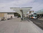 Tram IRIGO-1001 an der Haltestelle Les Gares in Angers, direkt am SNCF-Bahnhof Angers Saint-Loud. Hier überquert die Straßenbahn die Eisenbahn. 
2014-09-16 Angers Les-Gares