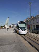In Avrillé an der Haltestelle Saint-Gilles in der Avenue Pierre Mendès-France fährt Tram IRIGO-1005.