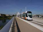 Tram IRIGO-1014 überquert gerade auf der Brücke Pont-Confluences die Maine in Richtung Innenstadt.