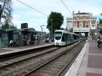 Von Tram Nummer401 gefhrte Doppeltraktion im Bahnhof Meudon-sur-Seine unterwegs auf der Linie T2 Richtung La Dfense.
Die Linie T2  wurde 1997 als zweite neue Straenbahnstrecke im Raum Paris erffnet. Diese Strecke war aber im Groteil ihres Verlaufs bereits 1889 als Eisenbahnstrecke erffnet worden. Ab 1995 wurde sie zur Tramway mit Rechtsverkehr und 750V= umgebaut und hergerichtet.
26.06.2007 Meudon-sur-Seine