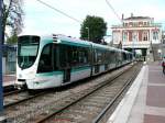 Von Tram Nummer401 gefhrte Doppeltraktion im Bahnhof Meudon-sur-Seine unterwegs auf der Linie T2 Richtung La Dfense.