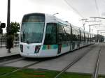 Tram Nummer 320 der Pariser Verkehrsbetriebe RATP wird von Pont du Garigliano auf der Linie T3 nach Porte d'Ivry fahren.