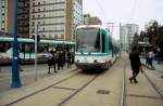 Paris, 15.02.2008. An der Endhaltestelle der Metrolinie 5 (Bobigny Pablo Picasso) kann man seit einigen Jahren auf die T1 umsteigen. Es ist sehr lobenswert, dass man auch in Frankreich wieder massiv Strassenbahnen baut. Mit 27 Stationen ist man auch eine gute Stunde unterwegs. Leider hat man in der Planungsphase nicht mit diesen Fahrgastzahlen gerechnet. Smtliche Bahnsteige sind nur fr eine Einheit ausgelegt und fr mehr als einen 10 - Minuten Takt reichen wohl die Fahrzeuge nicht.