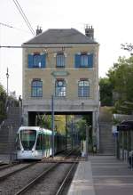 Linie T2  La ligne des Moulineaux  der Tramway d'Ile-de-France bei der Einfahrt in den ehemaligen SNCF-Bahnhof Les Coteaux.
