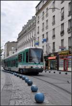 An den blauen Kugeln entlang - 

In der Fußgängerzone von Saint-Denis sind zur Abgrenzung der Straßenbahn-Trasse anstelle der blauen Kegel, blaue Kugeln aufgestellt. Aufnahme zwischen der derzeitigen Endhaltestelle  Gare St-Denis RER  und der Haltestelle  Théâtre Gérald Philipe . 

19.07.2012 (J)