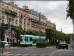 Durchgehend eigener Bahnkörper -     Die Linie T1 fährt durchgehend auf einem eigenen Bahnkörper, im Stadtkern von St-Denis auch in der Fußgängerzone.