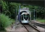 Auf alter Bahntrasse -     Ein Zug aus La Défense erreicht gleich den Halt  Suresnes Longchamp .