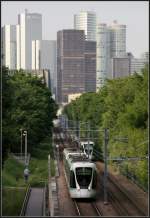 Vor Hochhauskulisse -     Zwei Züge der Linie T2 begegnen sich vor der Kulisse der Bürostadt La Défense nördlich der Station  Belvedère .