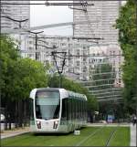 T3 -     Citadis Tram auf grüner Trasse im Süden von Paris.