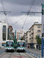 Tram Nummer 216 und 117 vom Typ TFS (Alsthom 1992) in der Endhaltestelle Noisy-le-Sec der Tramlinie T1 der Pariser Verkehrsbetriebe.
