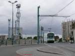 Tram Nummer 212 (Typ TFS Alsthom 1992) fhrt auf der Tramlinie T1 der Pariser Verkehrsbetriebe in Noisy-le-Sec auf dem Weg zur Endhaltestelle ber die weitgespannte Bahnbrcke.