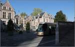 Ein Wagen der Linie 2 auf dem Place de l'Etape - zu beachten ist dieser oberleitungsfreie Abschnitt der Tram.