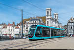 Tramway de Besançon: CAF Urbos 806 ist am 16. Juni 2017 auf der Linie 1 in Richtung Chalezeule unterwegs und befährt gerade die beim Bau der Tramlinie neugebaute Pont de Battant zwischen den Haltestellen Battant und Révolution. Im Hintergrund die Église Sainte-Madeleine. Die Fahrzeuge tragen alle Namen und Porträt einer berühmten Person aus der Region Franche-Comté.