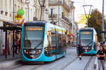 Le Tramway de Besançon - Wagen 803 und 815 in der Haltestelle Battant. 
Die Linie 2 verbindet die Endhaltestelle Hauts Du Chazal über eine Zweigstrecke im Süden mit dem Bahnhof Viotte.
Der Straßenbahnverkehr in Besançon wurde 1952 eingestellt und am 30.08.2014 wiedereröffnet. Eingesetzt werden Niederflur-Fahrzeuge vom Typ Urbos 3 des spanischen Herstellers CAF.
(Aufnahme vom 15.09.2018)