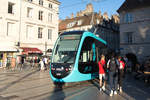 Le Tramway de Besançon - Wagen 814 der Linie 1 an der Grande Rue in der Innenstadt zwischen den Haltestellen Battant und Révolution in Fahrtrichtung Chalezeule (Norden).
Der Straßenbahnverkehr in Besançon wurde 1952 eingestellt und am 30.08.2014 wiedereröffnet. Eingesetzt werden Niederflur-Fahrzeuge vom Typ Urbos 3 des spanischen Herstellers CAF.
Die Linie 1 ist 14,5 km lang und besitzt 31 Haltestellen. 
(Aufnahme vom 15.09.2018)