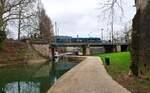 Tram Besançon__Auf der Brücke Pont de la République über den Seitenkanal des Doubs (Rhône-Rhein-Kanal) mit Schleuse im Hintergrund.__03-2025