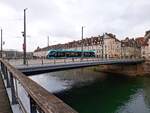 Tram Besançon__Tw überquert den Doubs auf der Brücke Pont Battant.__03-2025