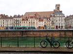 Tram Besançon__Blick über den Doubs zum Quai Veil-Picard nahe der Brücke Pont Battant.__03-2025