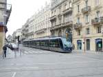 Ein Merkmal der Strassenbahn von Bordeaux ist sicher die farbliche Anpassung ans Stadtbild. Vor den mchtigen Gebuden in der Rue D.Dubergier wirkt berdies die Fahrdrahtlosigkeit sehr ansprechend. Wagen 2501, 7.Juni 2009. 