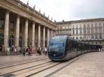 Eine Tram der Linie B fhrt am Place de la Comedie am Grand Theatre vorbei.