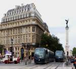 Zwei Trams der Linie B begegnen sich am Place de la Comedie.