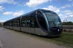 Frankreich / Straßenbahn Bordeaux: Alstom Citadis 402 der TBC Bordeaux, Wagen 2505, aufgenommen im September 2015 in der Nähe der Haltestelle  Place de la Bourse  in Bordeaux.