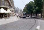 Grenoble TAG Ligne de tramway / SL A (TFS / Tw 2015) Place Victor-Hugo im Juli 1992. - Scan eines Farbnegativs. Film: Kodak Gold 200-3. Kamera: Minolta XG-1.