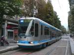 In Grenoble ist Tram 2042 vom Typ TFS als Linie A Richtung Fontaine auf der Avenue Alsace-Lorraine unterwegs .