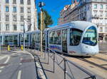 Straßenbahn Lyon Zug 0806 auf der Linie T1 nach Debourg kurz vor Lyon Perrache, 31.07.2022.