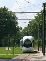 An der Endhaltestelle IUT-Feysinne der Linie 1 in Lyon gibt es eine mit Rasengleis angelegte kleine Abstellanlage mit drei Gleisen.
Wagen 24 wird sich demnchst von hier aus auf seinen Weg auf der Linie 1 nach Montrochet machen.
Dies ist eine 100%-Niederflurbahn des Typs Alstom Citadis 302.

08.06.2007 Lyon