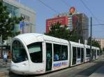 In Lyon Part-Dieu ist hier Wagen 25 der 2001 erffneten Tram unterwegs auf der Linie 1 nach Montrochet.  Auch in Lyon hat man die Tramways individuell gestaltet und sich fr dieses futuristische Design bei den hier eingesetzten Niederflurbahnen des Typs Alstom Citadis 302 entschieden.

09.06.2007 Lyon