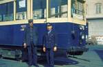 RATVM Tram de Marseille__Zwei Traminots (Stra�enbahner) vor dem historischen Tw 1291 [Type Standard 1953, von 1906, umgebaut 1924 und 1953; Quelle:Amis du Rail et des Transports de Marseille (ARTM)] im Depot St. Pierre.__03-1975

Beaux souvenirs de ...