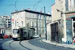 RATVM Tram de Marseille__Tw 2010 [Typ PCC, 1968/69 La Brugeoise et Nivelles BN] biegt aus dem Boulevard Ste.Th�r�se in den Boulevard Jean Aicard zum Depot St. Pierre ein. Gem�� 'google maps' steht das Haus im Hintergrund unver�ndert. Der kleine Klempner-Laden,der auch Reklame f�r TV-Ger�te machte, scheint noch zu existieren, das Holztor ist aber durch einen metallenen Rolladen ersetzt...__03-1975