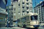 RATVM Tram de Marseille__Tw 2016 [Typ PCC, 1968/69 La Brugeoise et Nivelles BN] biegt an der Haltestelle 'Gare de Blancarde' in den Boulevard Chave ein. Das markante Wohnhaus wurde inzwischen stilecht renoviert, aber der  Retro-Charme  ist verschwunden.__03-1975