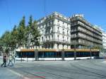 In voller Breitseite zeigt sich eine der fnfteiligen Bahnen vom Typ Bombardier Flexity Outlook beim Abbiegen vom westlichen Streckenzweig auf die 
Haupteinkaufsstrae Canebire. Die neue Tram in Marseille wurde 2007 erffnet, aber die Gleise im Vordergrund sind ganz offensichtlich noch nicht befahrbar. Sie sind fr eine geplante zuknftige Netzerweiterung schon in der Kreuzung verlegt.

06.09.2007 Marseille