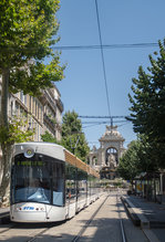 Flexity 026 in der Haltestelle  Longchamp . Im Hintergrund das namensgebende Palais Longchamp am 18.Juli.2015