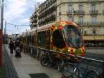 Wagen 2045 der 2006 erffneten Linie 2 vor dem Gare St. Roch in Montpellier. 02.07.2007