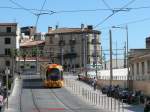 Tram Nummer 2049 erklimmt auf der Linie 2 unterwegs nach Sablassou die Brcke beim Bahnhof Montpellier Gare St-Roch.
