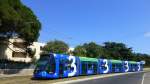 Frankreich, Languedoc, Montpellier, beim Rond-point d'Alco, auf der Linie 3 (Juvignac - Pérols/Lattes) , Alstom Citadis 402, in blauer Ausführung der Linie 1, klar gekennzeichnet:  Diesen